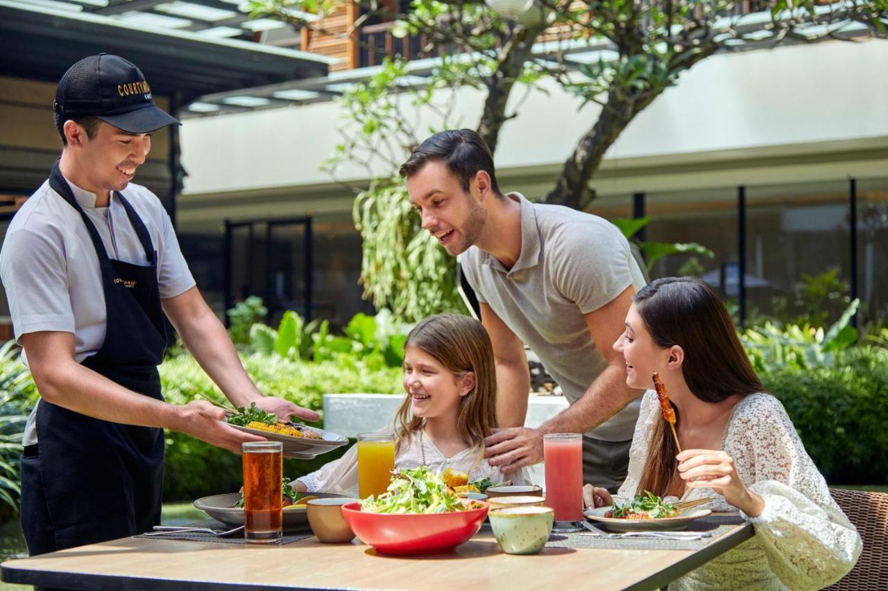 Courtyard By Marriott Bali Seminyak Resort Ngoại thất bức ảnh Family dining at the hotel