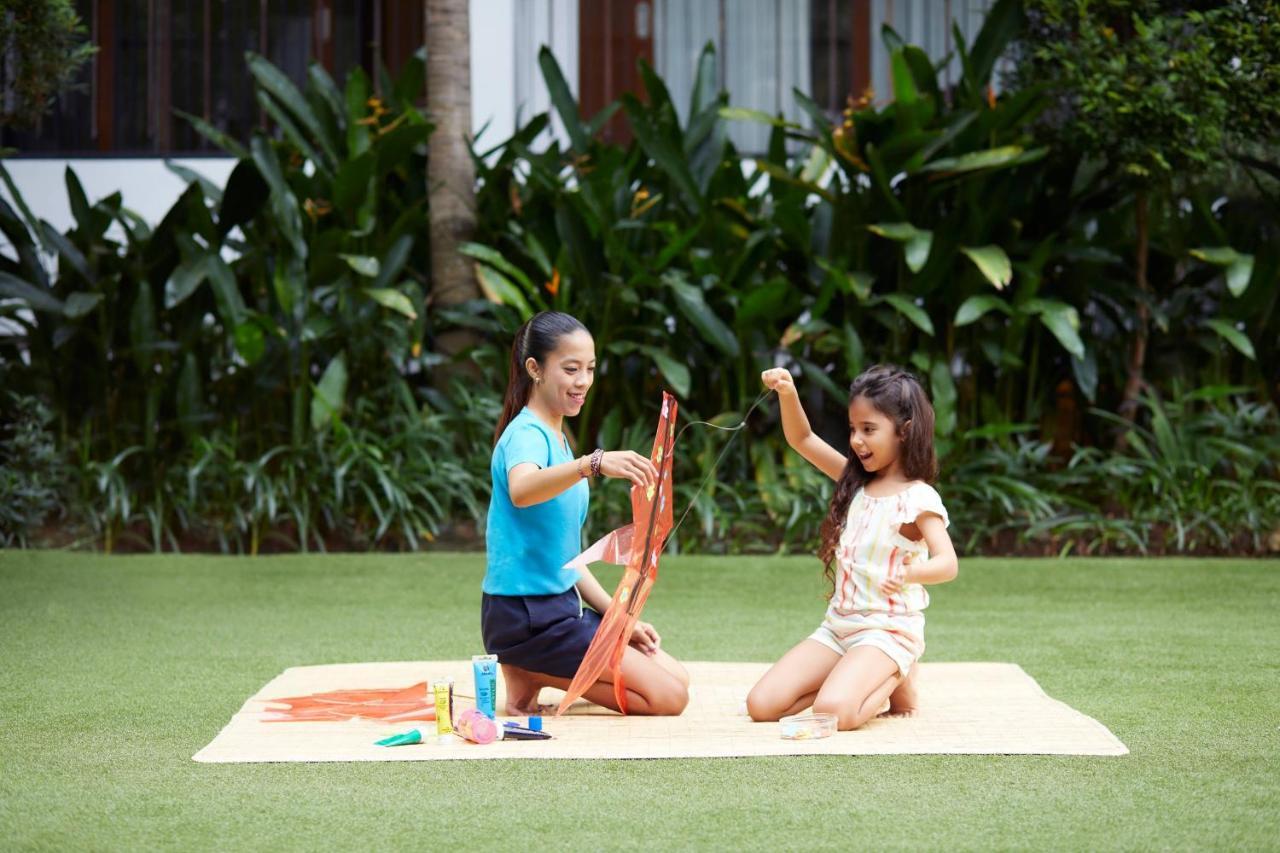 Courtyard By Marriott Bali Seminyak Resort Ngoại thất bức ảnh Children playing with a hula hoop