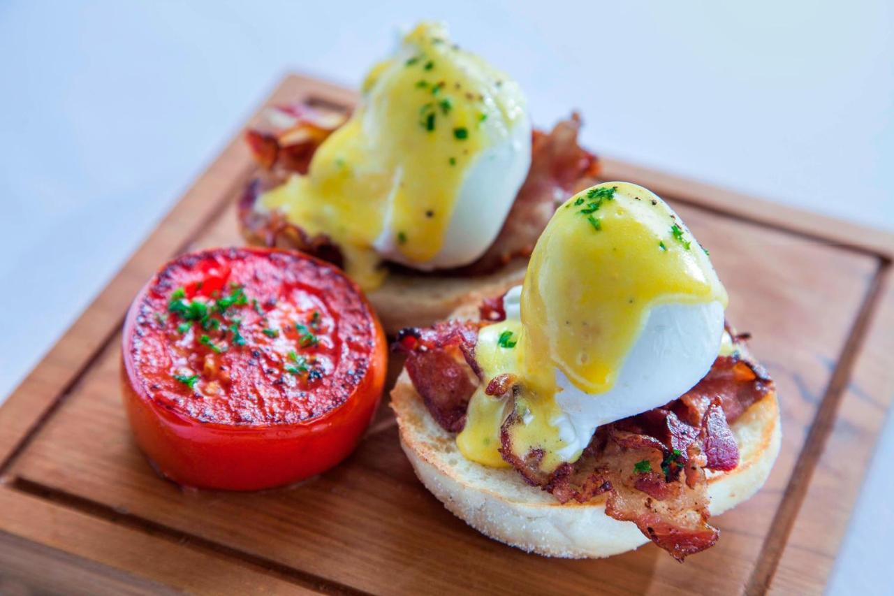 Courtyard By Marriott Bali Seminyak Resort Ngoại thất bức ảnh Eggs Benedict