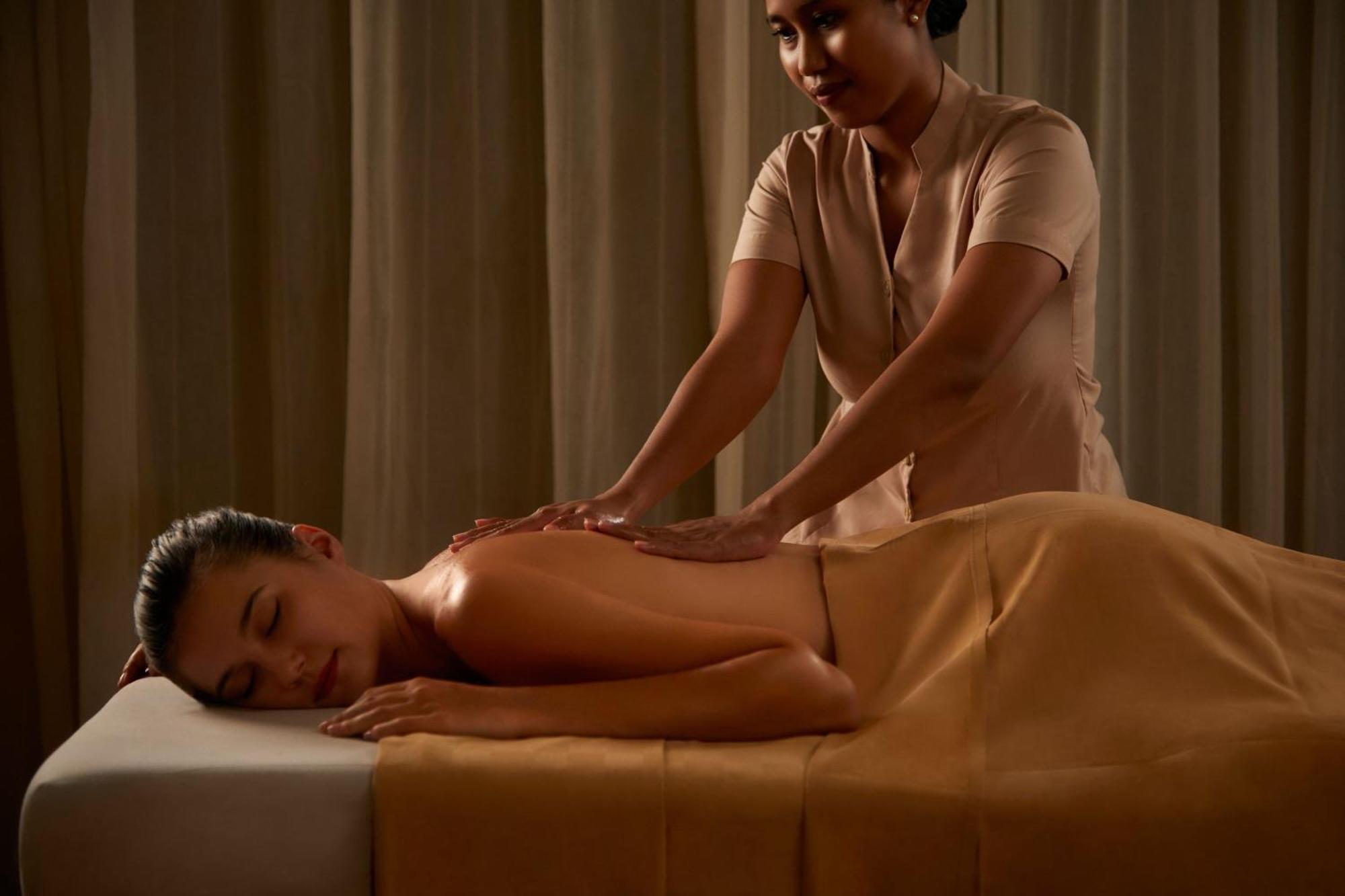 Courtyard By Marriott Bali Seminyak Resort Ngoại thất bức ảnh A massage therapist working on a client