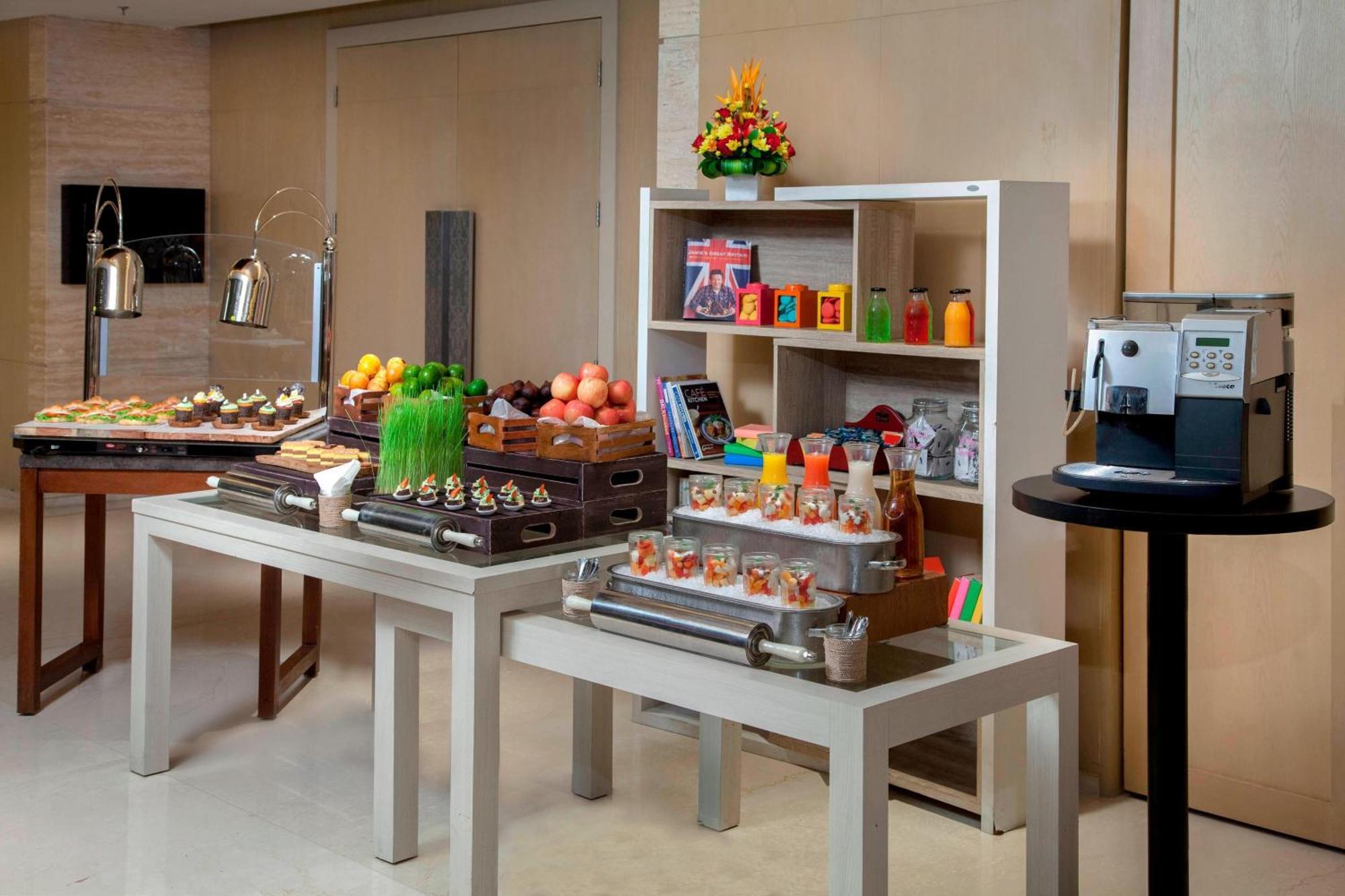 Courtyard By Marriott Bali Seminyak Resort Ngoại thất bức ảnh A coffee break