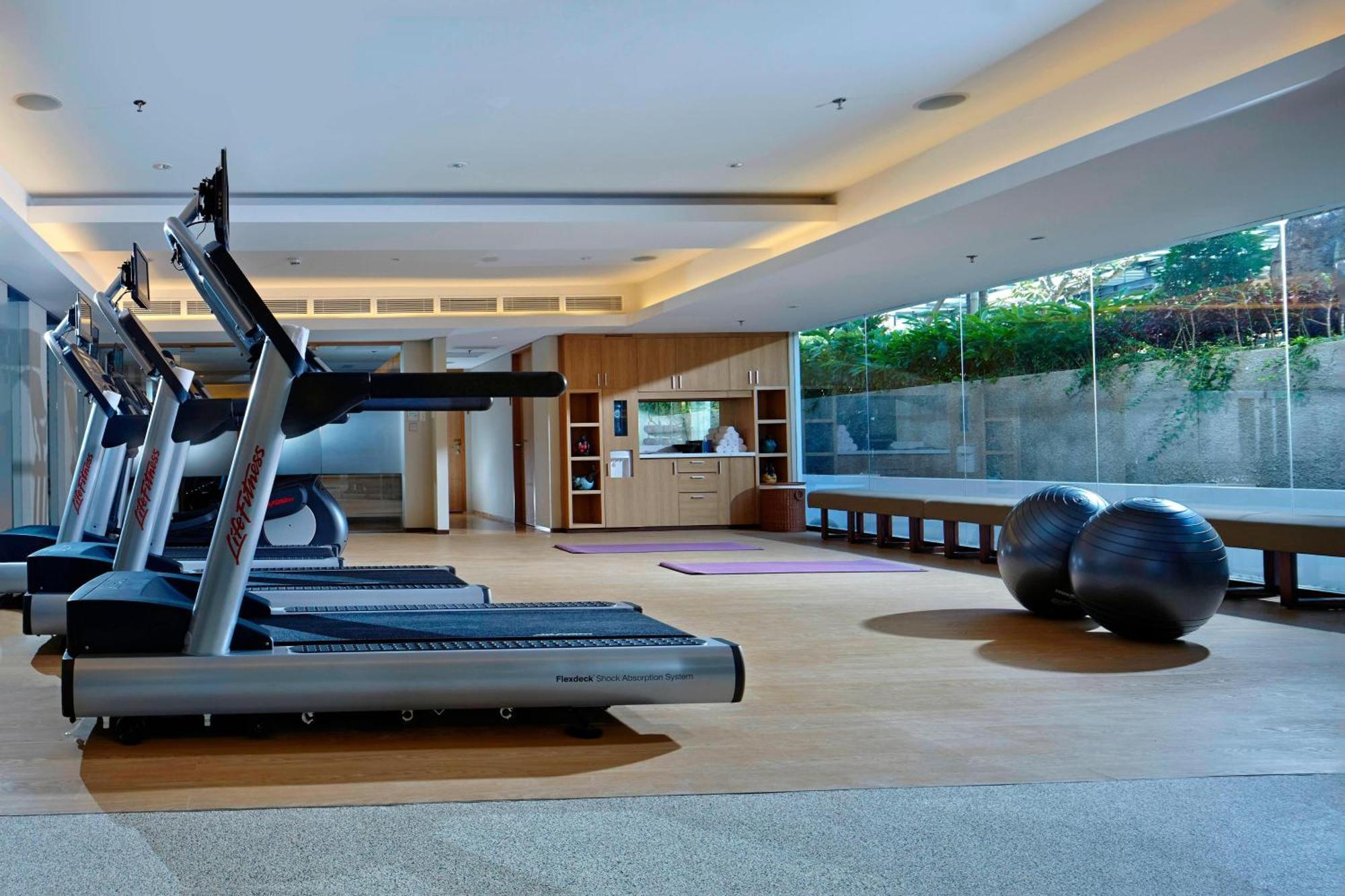 Courtyard By Marriott Bali Seminyak Resort Ngoại thất bức ảnh The gym at the hotel