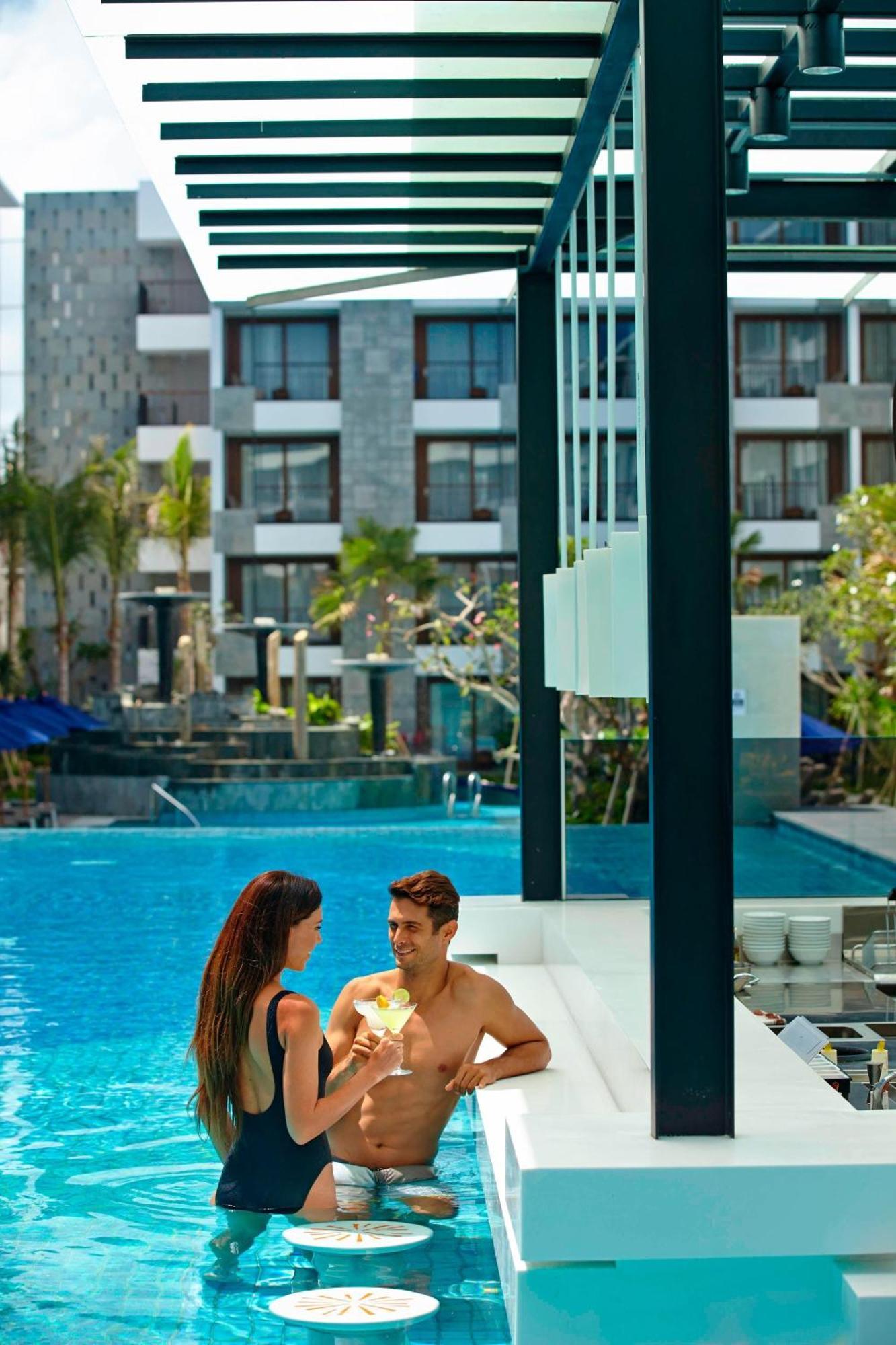 Courtyard By Marriott Bali Seminyak Resort Ngoại thất bức ảnh The swimming pool at the hotel