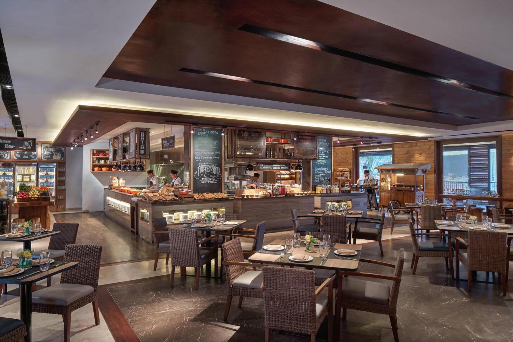 Courtyard By Marriott Bali Seminyak Resort Ngoại thất bức ảnh The Club Lounge at the Hong Kong International Financial Centre