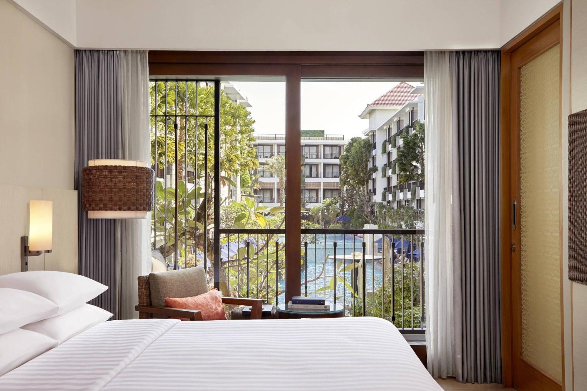 Courtyard By Marriott Bali Seminyak Resort Ngoại thất bức ảnh Deluxe Pool View
